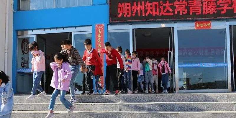 ‘AG亚娱集团’
平鲁消防开启“消防小课堂”(图3) ‘AG亚娱集团’
平鲁消防开启“消防小课堂”(图3)