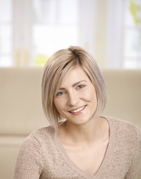 AG亚娱集团_朝拜途中老太不慎摔下陡壁 九华山消防紧急救出(图2) AG亚娱集团官方