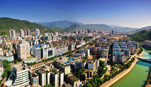 ag亚娱官网：无锡一高架桥桥面发生侧翻事故 三辆小车被压