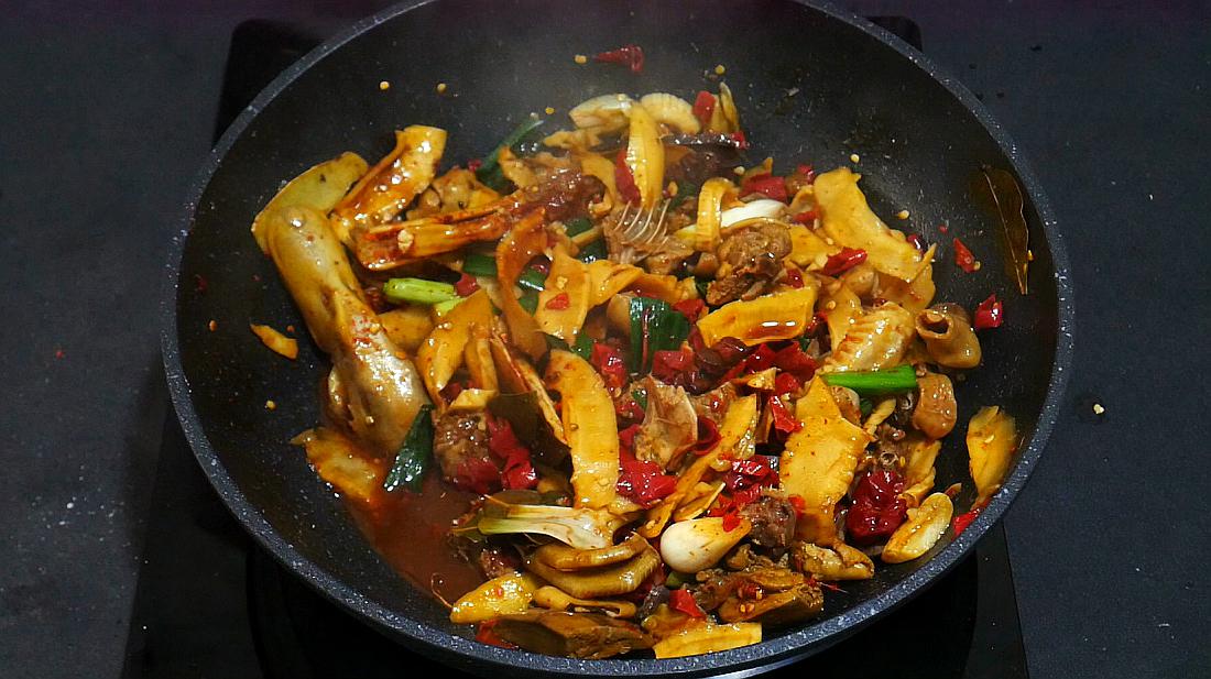 “AG亚娱集团”【青城眼】施划消防车通道标志标线 整治占用堵塞消防疏散通道 相关部门为买通“生命通道”出实招