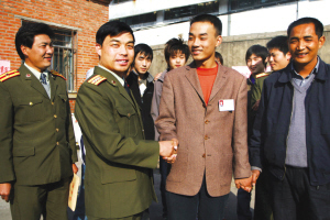 “AG亚娱集团官方”大手牵小手 湘阴消防亲手教萌娃逃生新技能