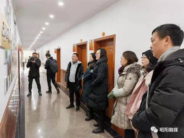 AG亚娱集团-
水富市委宣传部、市融媒体中心到昭阳区融媒体中心考察交流融媒体中心建设事情(图5)